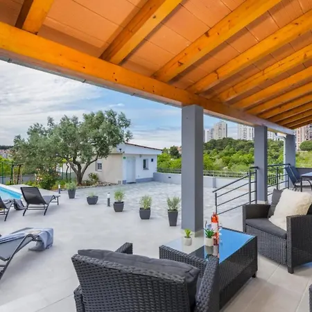 House Slaven With Private Swiming Pool