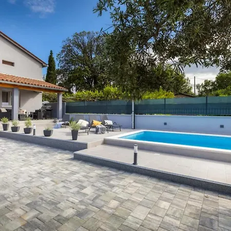 House Slaven With Private Swiming Pool Apartment *